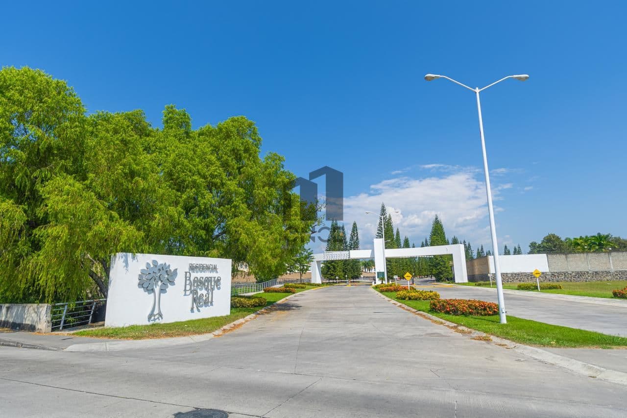 Casa de una planta en venta en fraccionamiento privado Bosque Real — foto 1 de 29